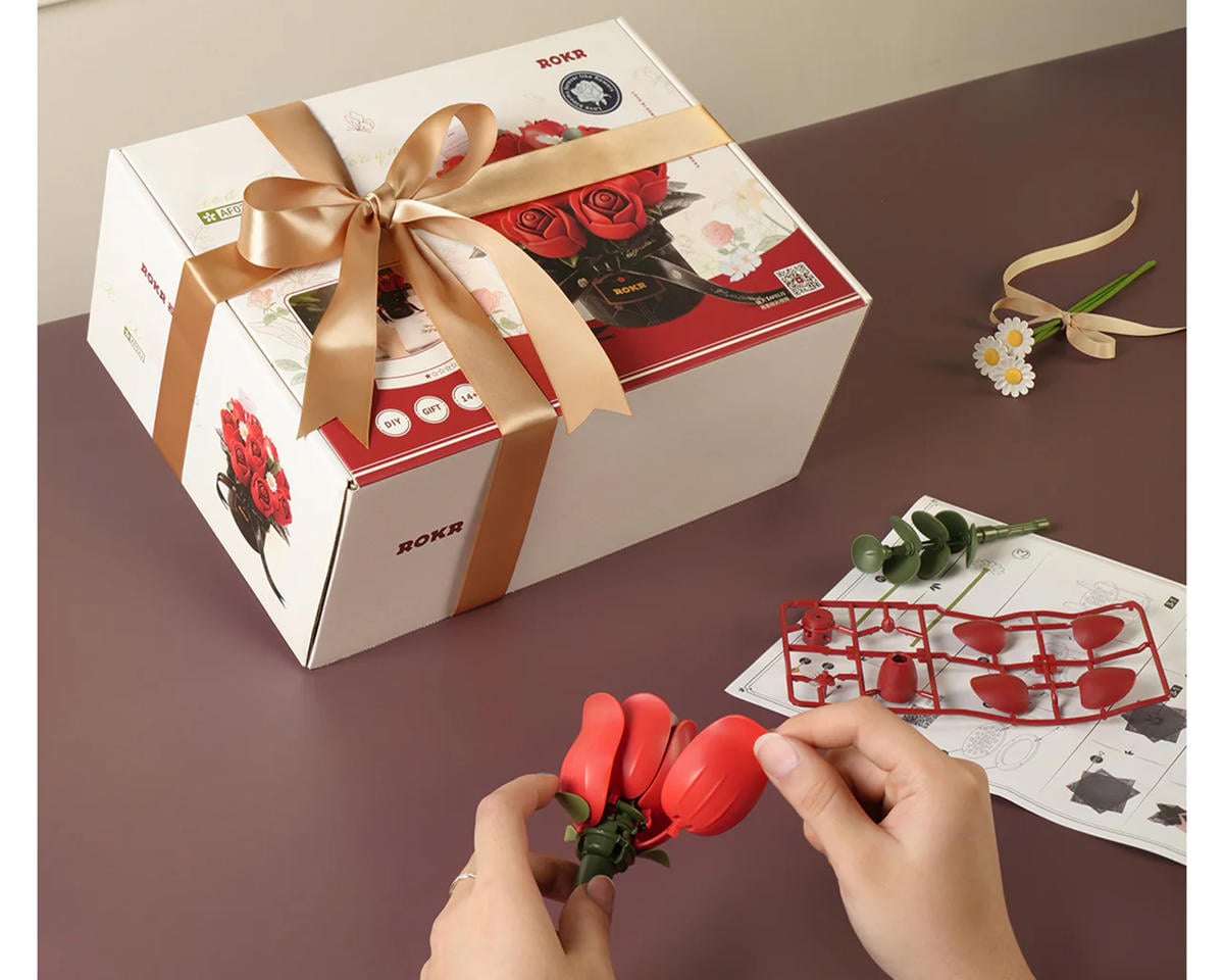 Robotime Red Rose Bouquet DIY Miniature 3D Plastic Model Kit, ROEAF02J